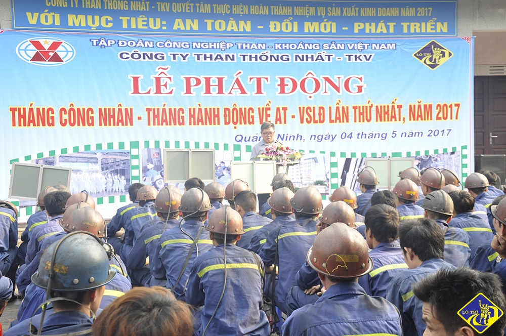 An toàn, vệ sinh lao động đối với lao động nữ trong pháp luật lao động Việt Nam : Luận văn ThS. Luật: 60 38 50